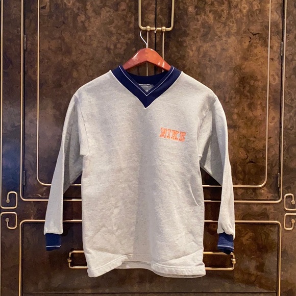 nike v neck sweatshirt